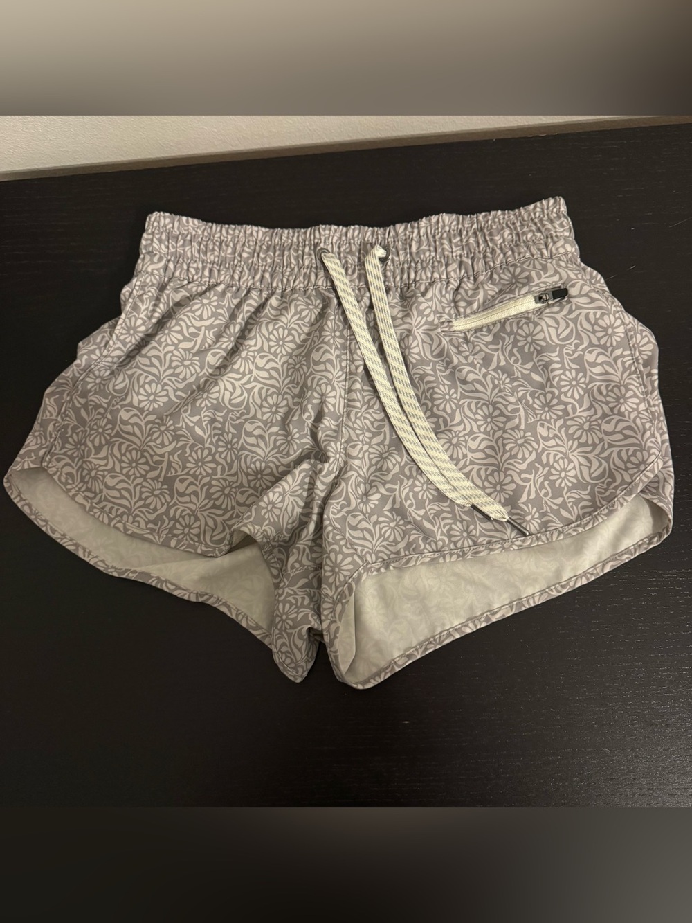 Vuori Clementine 2.0 Running Shorts Smokey Taupe Iris Floral Lined XS